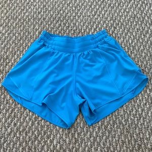 lululemon 4 inch low rise hotty hots in blue nile size 4